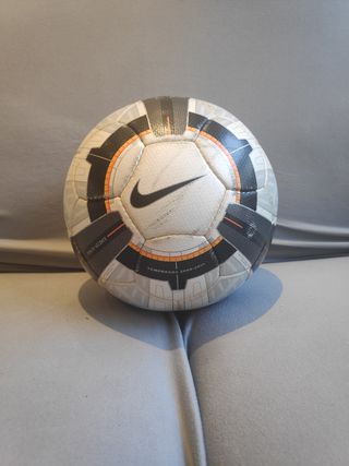 Balón Nike Ascente 2009 2010 LFP FIFA Approved de segunda mano por 80 EUR  en Zaragoza en WALLAPOP