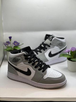 Nike air Jordan 1 white grey and black d\\'occasion pour 120 EUR in Paris  sur WALLAPOP