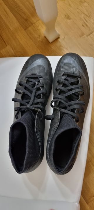 Botas de fútbol Nike negras de segunda mano en WALLAPOP