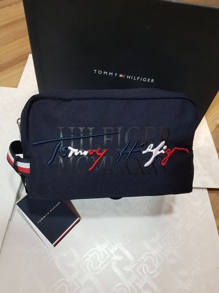 Neceser hombre tommy hilfiger de segunda mano por 49 EUR en Lloret de Mar  en WALLAPOP