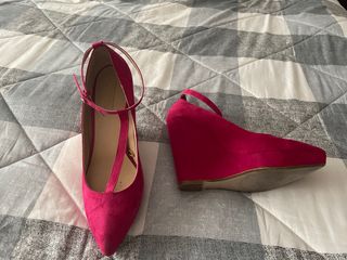 Zapatos cuña fucsia Zara de segunda mano por 10 EUR en Ávila en WALLAPOP