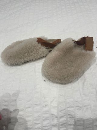 Vendo zuecos de Zara de pelo de segunda mano por 10 EUR en Murcia en  WALLAPOP