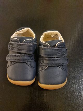 Zapatos clarks bebe talla 17,5 de segunda mano por 12 EUR en Madrid en  WALLAPOP