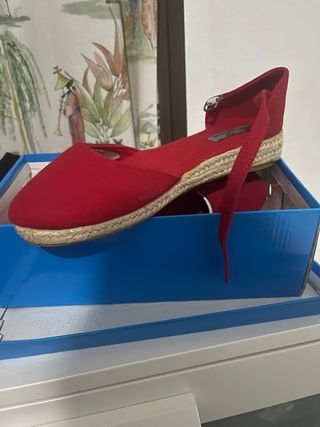 Espartos rojos numero 38 de segunda mano por 10 EUR en Mairena del Aljarafe  en WALLAPOP