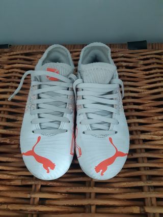 Zapatillas \\/ Botas fútbol multitaco PUMA n28 de segunda mano por 15 EUR en  Sevilla en WALLAPOP