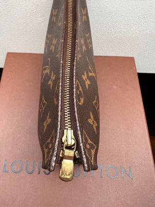 Neceser Louis Vuitton de segunda mano por 325 EUR en Bertamirans en WALLAPOP