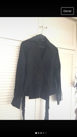 Blusa negra Zara Woman cruzada con lazada de segunda mano por 13 EUR en  Coslada en WALLAPOP