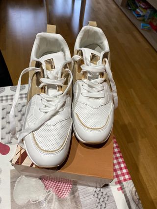 Deportivas blancas aplicación dorada | Fashionalia.com