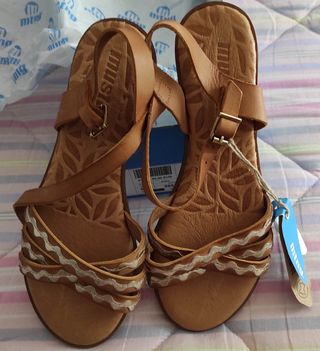 Sandalias Mustang marrones de segunda mano por 20 EUR en Soraluze en  WALLAPOP