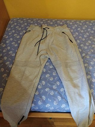 Pantalón chandal hombre Pull and Bear de segunda mano por 4 EUR en Miranda  de Ebro en WALLAPOP