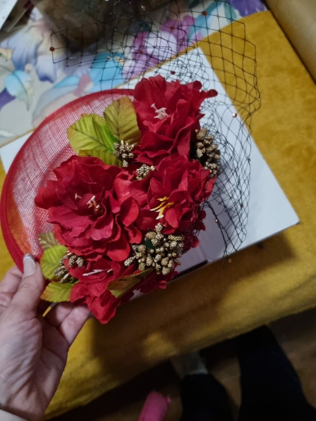 tocado de flores rojo 