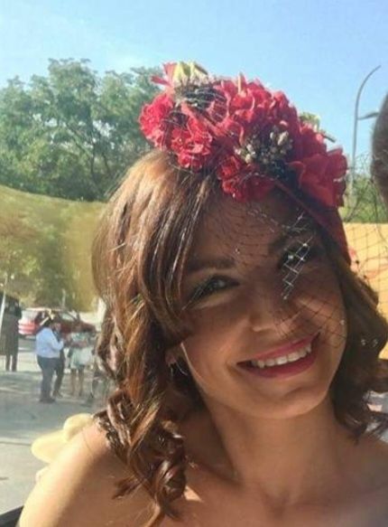 tocado de flores rojo 