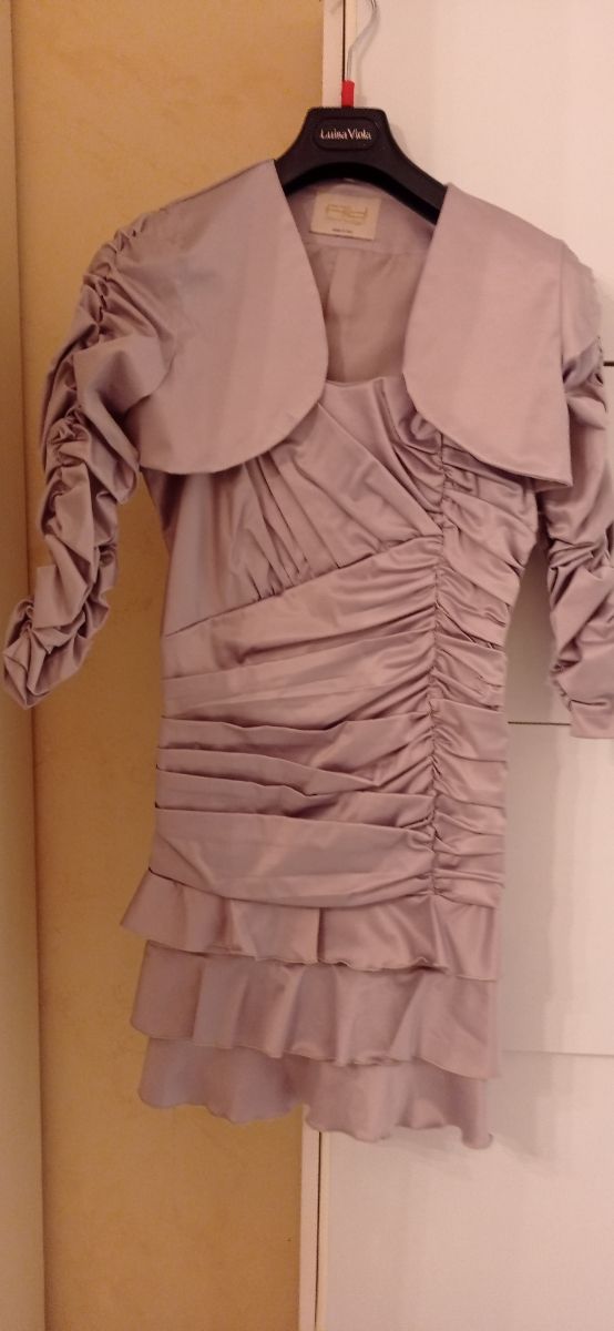 abito corto con balze di raso, con coprispalle