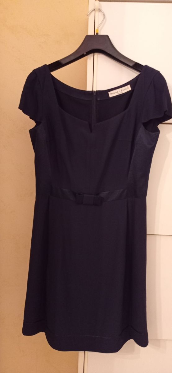 vestito con coprispalle, con riporti in raso