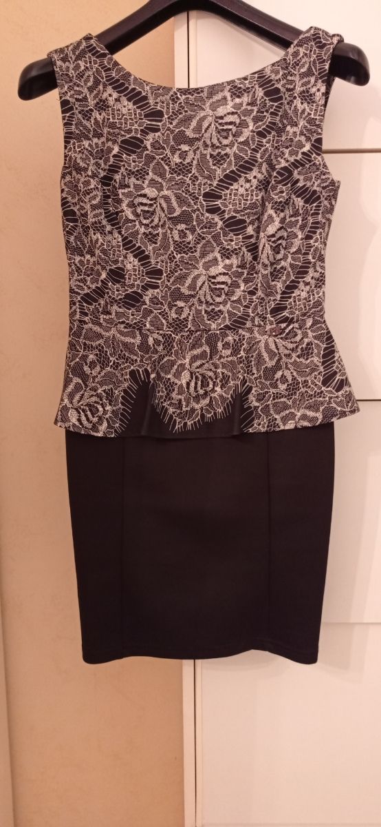 Abito tubino con balza