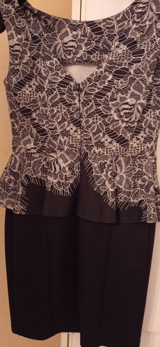 Abito tubino con balza