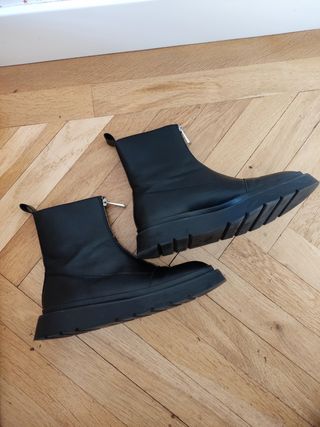 Botas cremallera Zara de segunda mano por 20 EUR en Madrid en WALLAPOP