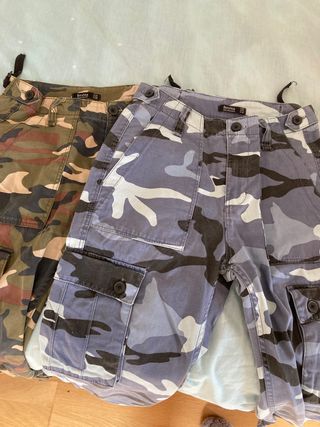 2 pantalones camuflaje Bershka 36 de segunda mano por 10 EUR en Villanueva  del Pardillo en WALLAPOP