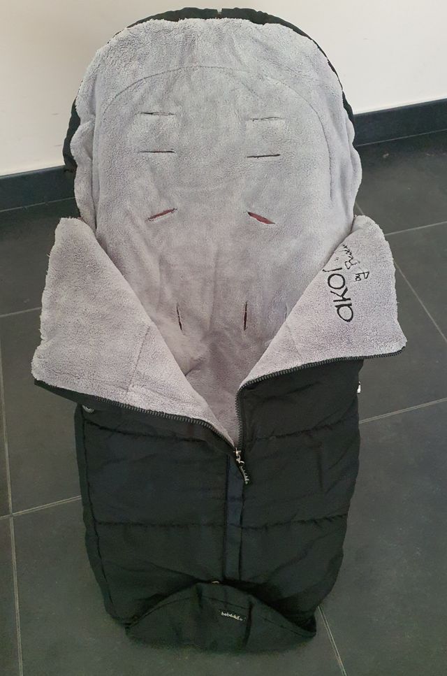 Saco polar para cochecito marca Bebedue
