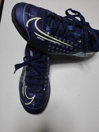 Zapatos fútbol NIKE talla 25 de segunda mano por 5 EUR en Madrid en WALLAPOP
