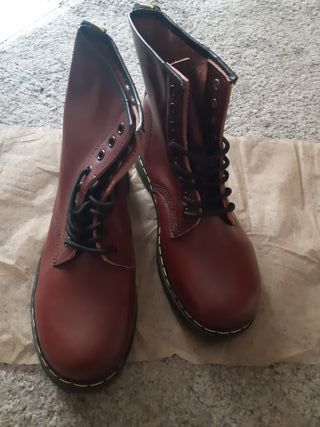 Dr. Martens granates de segunda mano por 85 EUR en Rubí en WALLAPOP