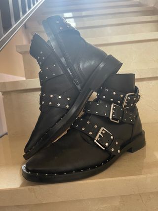 Botas de tachuelas stradivarius nuevas de segunda mano por 20 EUR en Alcalá  de Henares en WALLAPOP