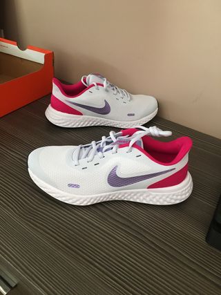 Zapatillas Nike talla 40 original nuevas de segunda mano por 40 EUR en  Madrid en WALLAPOP