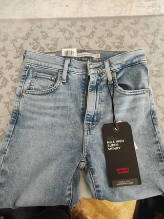 Vaquero nuevo levis talla 23*28 de segunda mano por 25 EUR en Madrid en  WALLAPOP