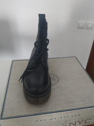 Botas negras estilo Dr. Martens de segunda mano por 20 EUR en Barcelona en  WALLAPOP