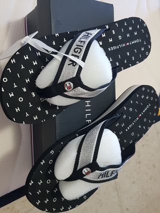 Sandalias de dedo Tommy Hilfiger de segunda mano por 30 EUR en San Juan de  Aznalfarache en WALLAPOP