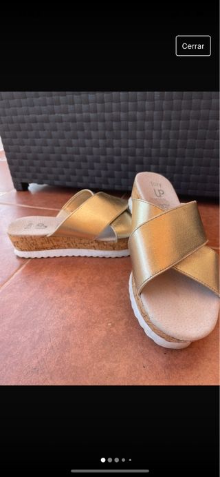 Sandalias plataforma doradas de piel de segunda mano por 10 EUR en Valencia  en WALLAPOP