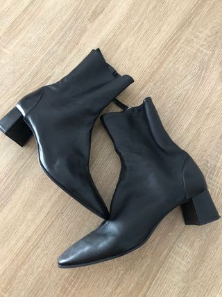 Botines piel\\/negro, Zara de segunda mano por 25 EUR en Playa Muchavista en  WALLAPOP