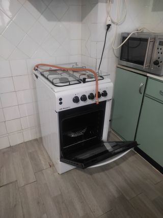 Cocina de butano con horno eléctrico de segunda mano por 70 EUR en Murcia  en WALLAPOP