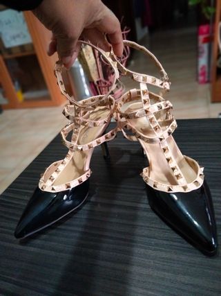 Zapato de tacón talla 35 de segunda mano por 8 EUR en Sevilla en WALLAPOP