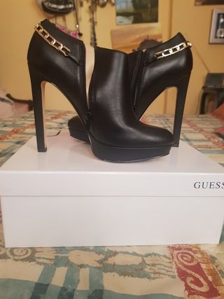 Botines Guess de segunda mano por 80 EUR en Almería en WALLAPOP