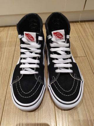 Botas Vans negras y blancas de segunda mano por 40 EUR en Vitoria-Gasteiz  en WALLAPOP
