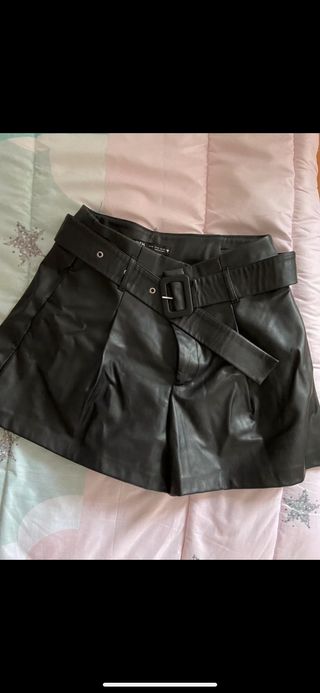 Pantalón corto cuero zara de segunda mano por 10 EUR en Madrid en WALLAPOP