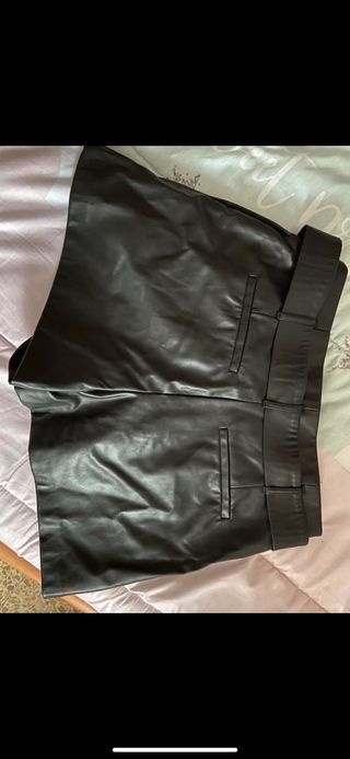Pantalón corto cuero zara de segunda mano por 10 EUR en Madrid en WALLAPOP
