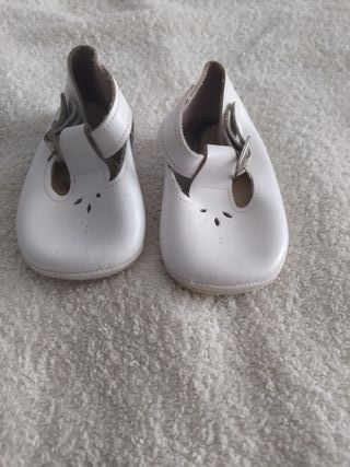 Zapatos bebé Cuquitos de segunda mano por 4 EUR en Valencia en WALLAPOP