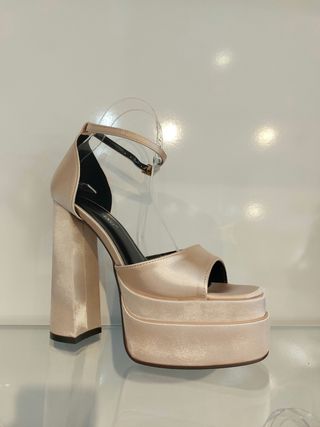 Tacones plataforma beige champagne de segunda mano por 30 EUR en Madrid en  WALLAPOP