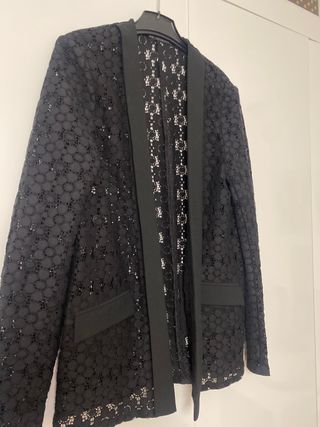 Blazer encaje de Zara de segunda mano por 5 EUR en Santa Cruz de Tenerife  en WALLAPOP