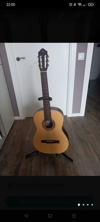 Guitarra española + funda + soporte de segunda mano por 120 EUR en Sant  Hipolit de Voltrega en WALLAPOP