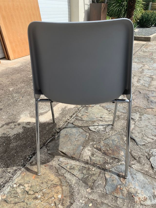 Silla gris plástico