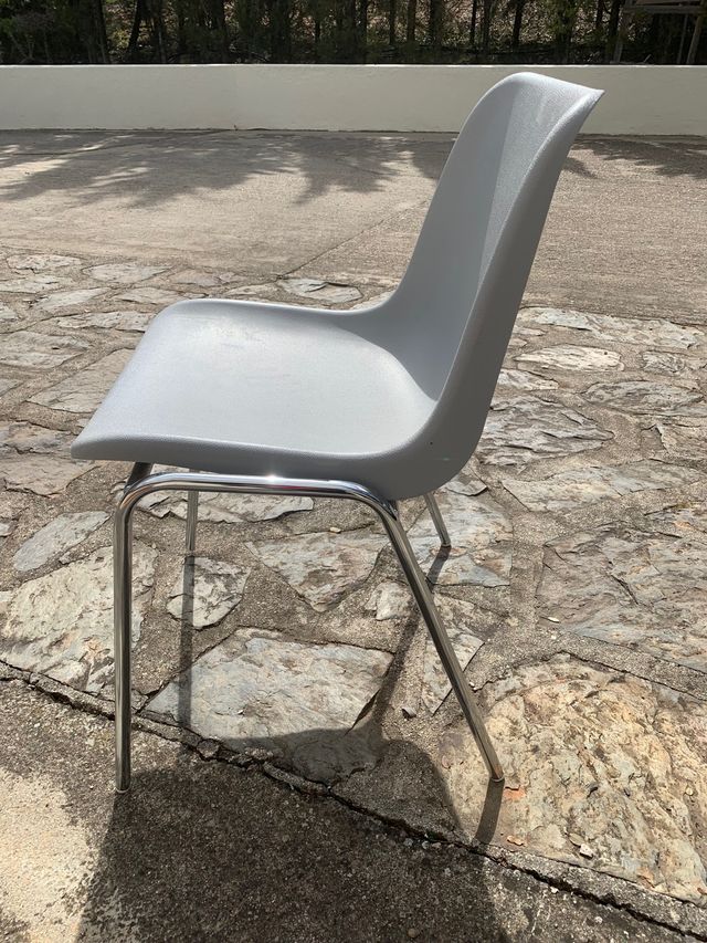 Silla gris plástico