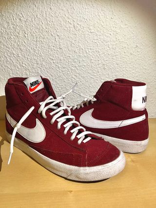 NIKE BLAZERS MID \\'77 burdeos de segunda mano por 45 EUR en Isla Cristina  en WALLAPOP