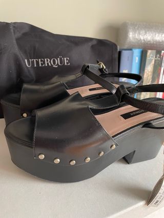 Sandalia plataforma negra tachuelas uterque de segunda mano por 22 EUR en  Bilbao en WALLAPOP