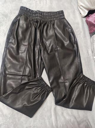 Pantalones negros Bershka de segunda mano por 10 EUR en Madrid en WALLAPOP
