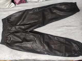 Pantalones negros Bershka de segunda mano por 10 EUR en Madrid en WALLAPOP