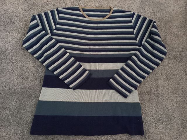 Jersey rayas azul y detalles grises. Puesto una ve