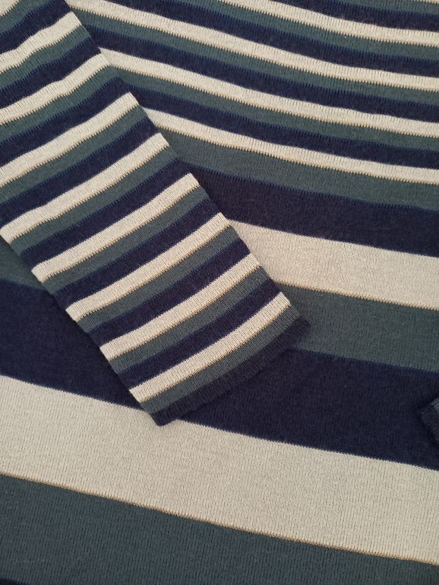 Jersey rayas azul y detalles grises. Puesto una ve